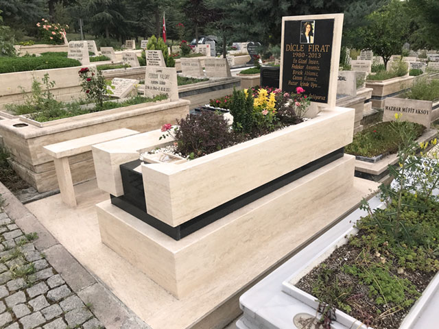 Tek Parça Oyma Tasarımlı Traverten Blok Mezar