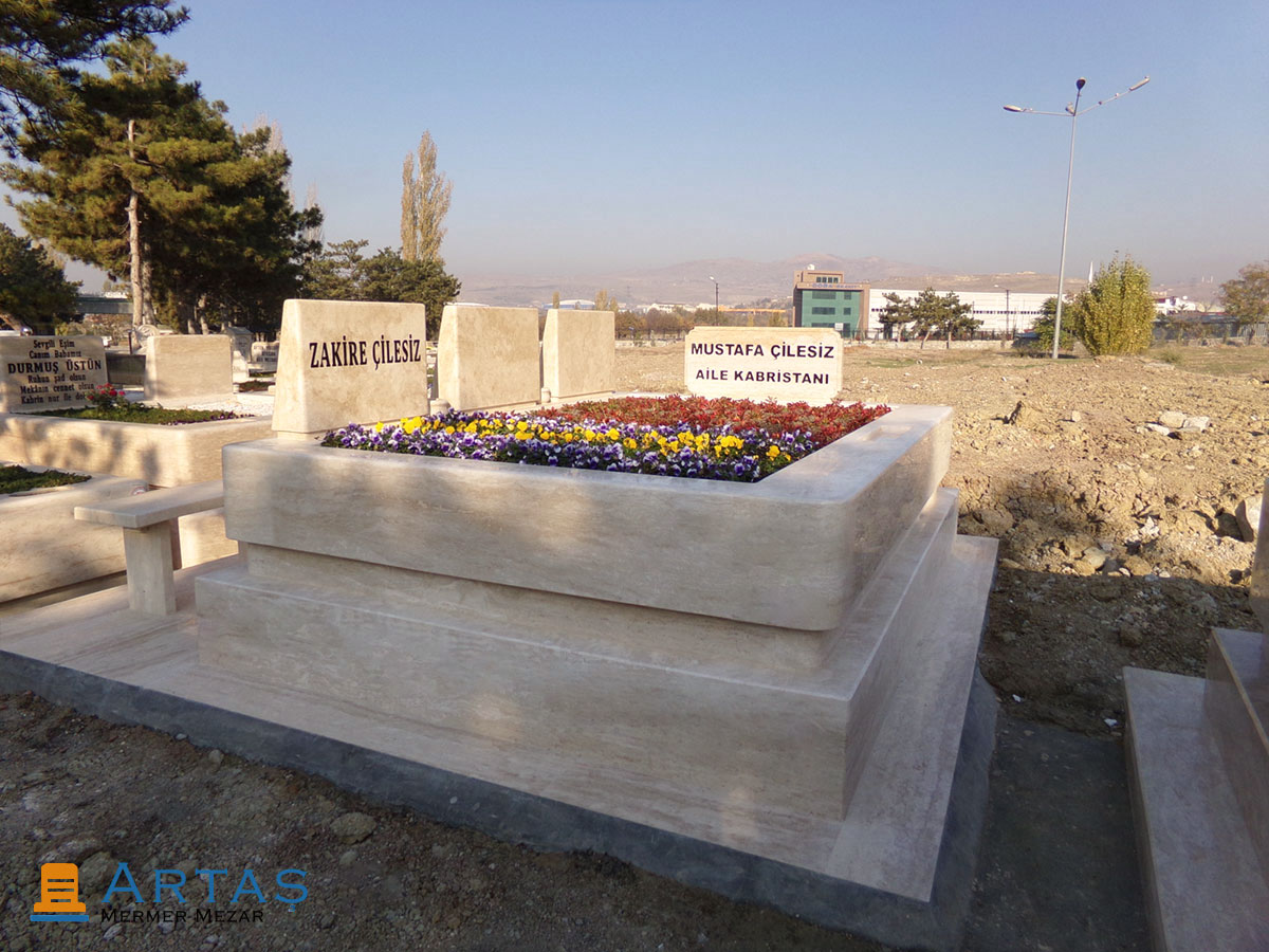 3 Kişilik Traverten Blok Yapıda Aile Mezarı 3 Kişilik Traverten Blok Yapıda Aile Mezarı