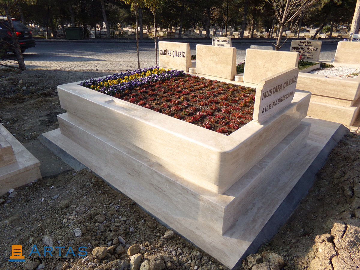 3 Kişilik Traverten Blok Yapıda Aile Mezarı 3 Kişilik Traverten Blok Yapıda Aile Mezarı