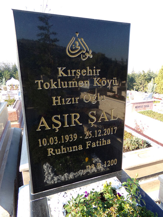 Altın Yaldız Yazılı Uzun Siyah Granit Baş Taşı Altın Yaldız Yazılı Uzun Siyah Granit Baş Taşı
