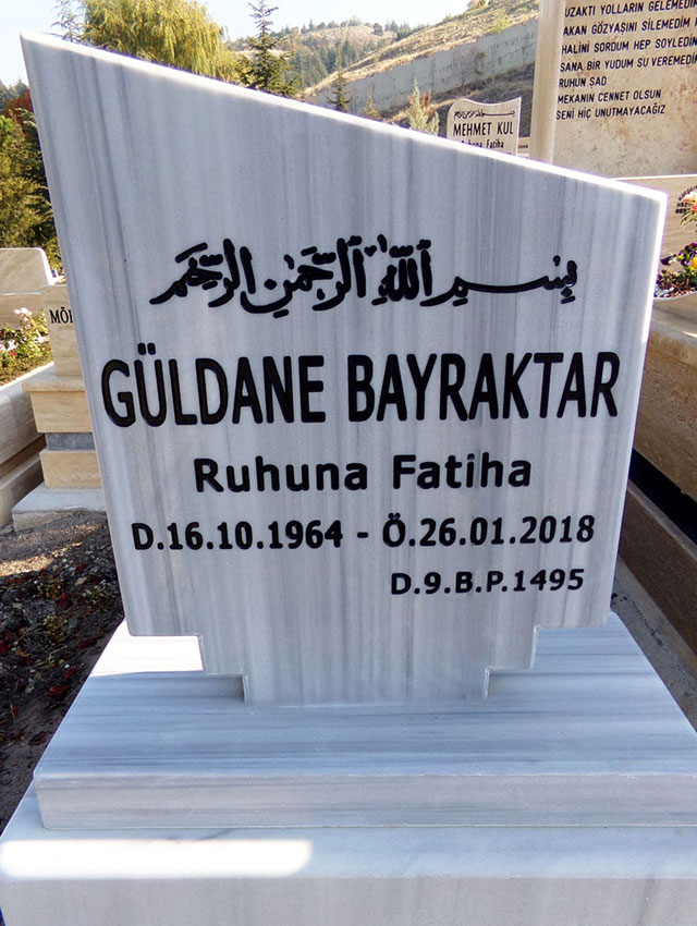 Özel Kesimli Marmara Beyazı Dik Mermer Baş Taşı Özel Kesimli Marmara Beyazı Dik Mermer Baş Taşı