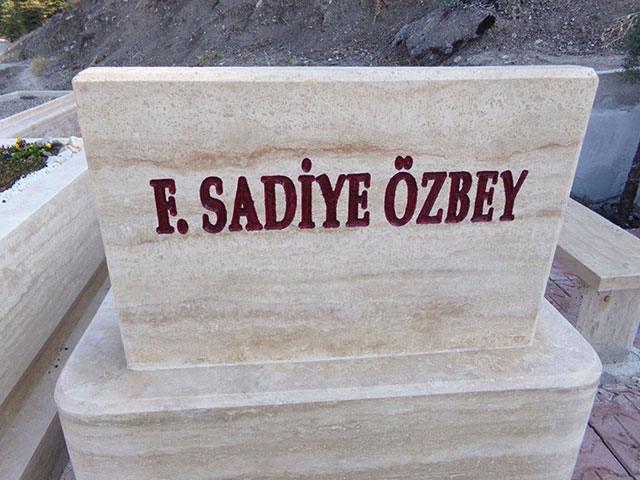 Bordo Renk Yazılı Takoz Traverten Baş Taşı Bordo Renk Yazılı Takoz Traverten Baş Taşı