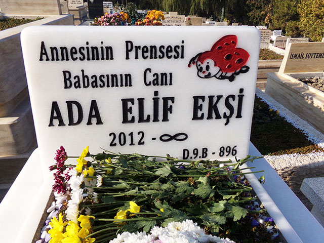 Uşak Beyazı ve Renkli Şekil Tasarımlı Mermer Baştaşı Uşak Beyazı ve Renkli Şekil Tasarımlı Mermer Baştaşı