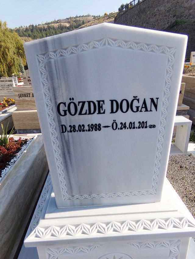 Kenarı Motfili ve Rölyef Uygulamalı Mermer Baş Taşı Kenarı Motfili ve Rölyef Uygulamalı Mermer Baş Taşı
