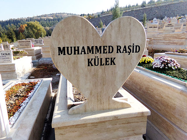 Kalp Şekilli ve Kalın Yazılı Traverten Baştaşı Kalp Şekilli ve Kalın Yazılı Traverten Baştaşı