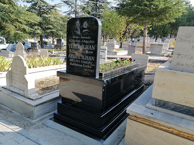 Absolute Black Alt Bantlı Kalın Granit Mezar Taşı Absolute Black Alt Bantlı Kalın Granit Mezar Taşı